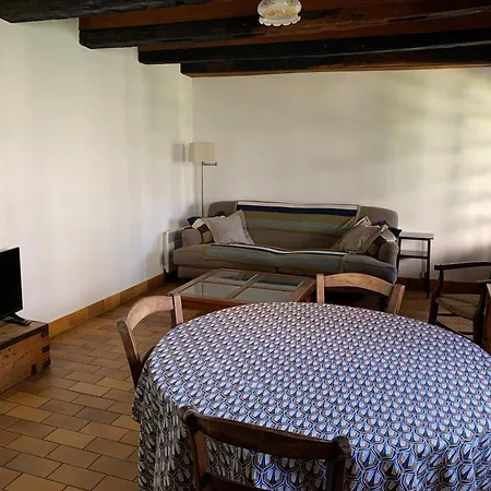 Spacious In A Charming, Tranquil Village Apartment Saint-Vincent-Rive-d'Olt